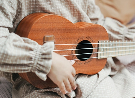 Çocuğunuzun Hayal Gücünü Ateşleyen Büyüleyici Enstrüman: Ukulele